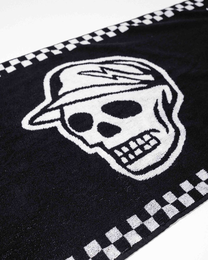 Devereux Golf Skull Caddie Knitted Towel Black/White · view 3 of 4