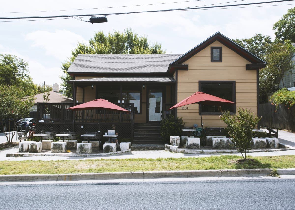 Caff&eacute; Medici, Clarksville neighborhood