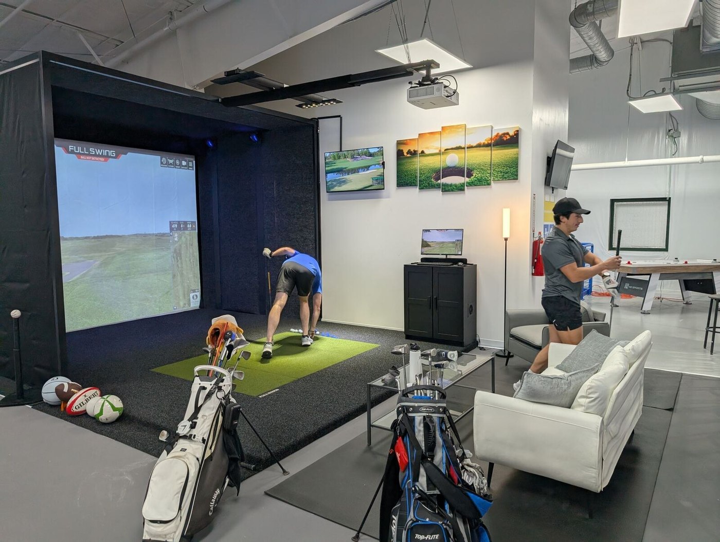 The single Full Swing bay at Austin Indoor Golf with seating alongside