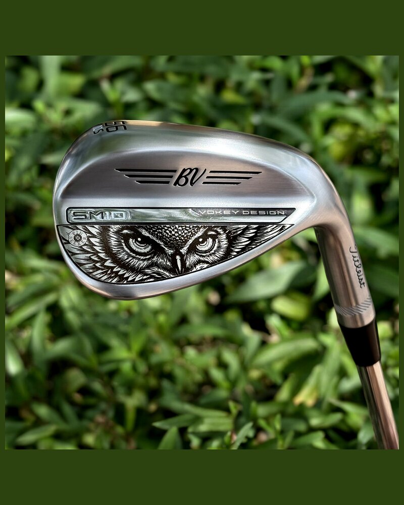 Show Out Engraving THE WATCHER 1/1 · Titleist Vokey 56° · Artist Series custom golf wedge