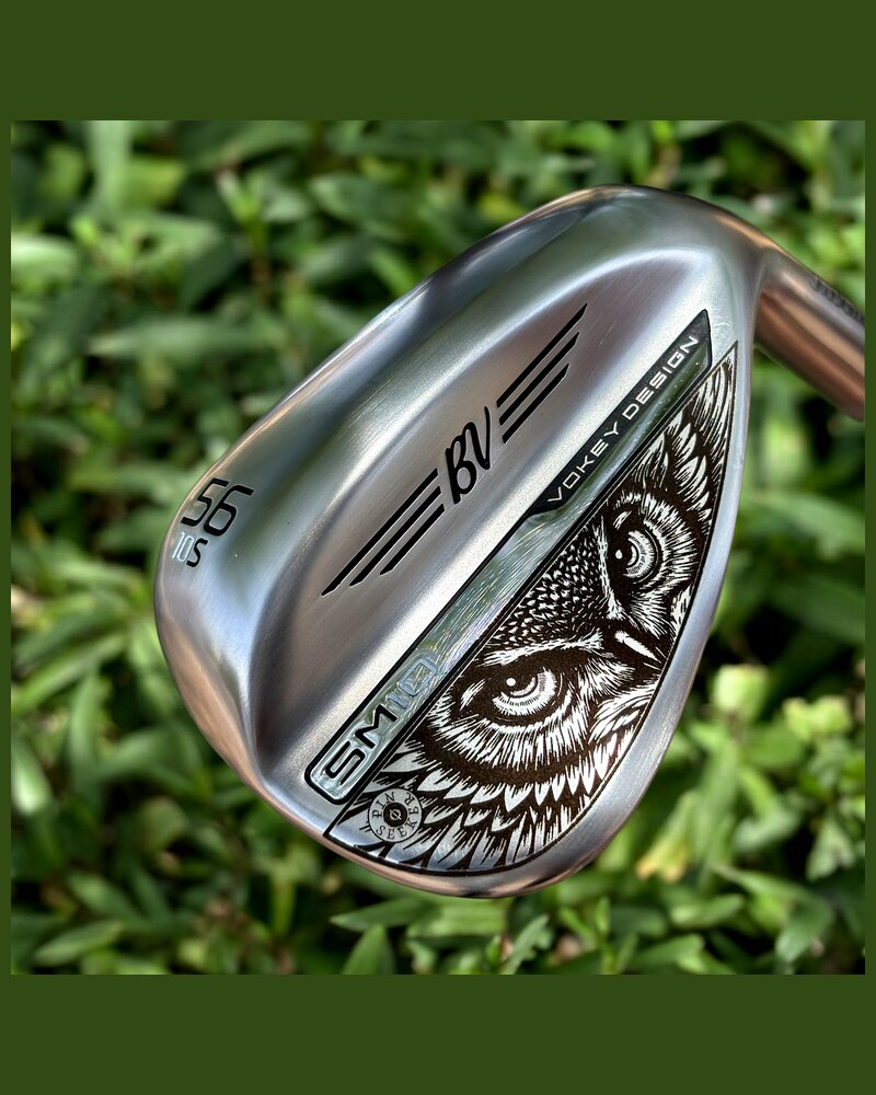 Show Out Engraving THE WATCHER 1/1 · Titleist Vokey 56° · Artist Series custom golf wedge