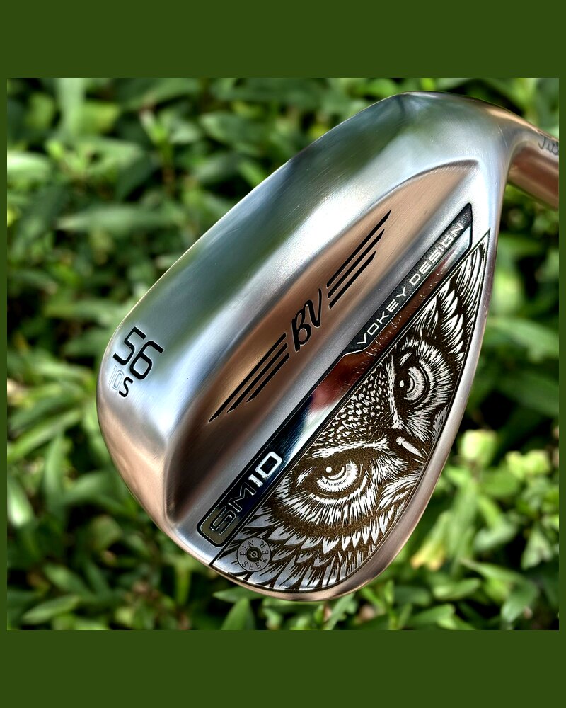 Show Out Engraving THE WATCHER 1/1 · Titleist Vokey 56° · Artist Series custom golf wedge