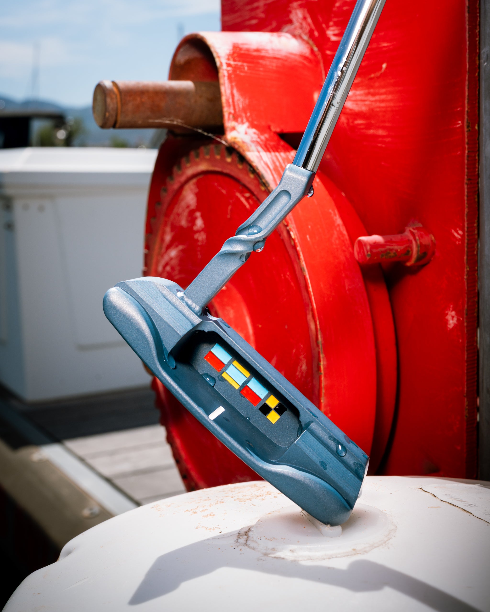 The Edel Bowline putter laid against marina rope on a dock