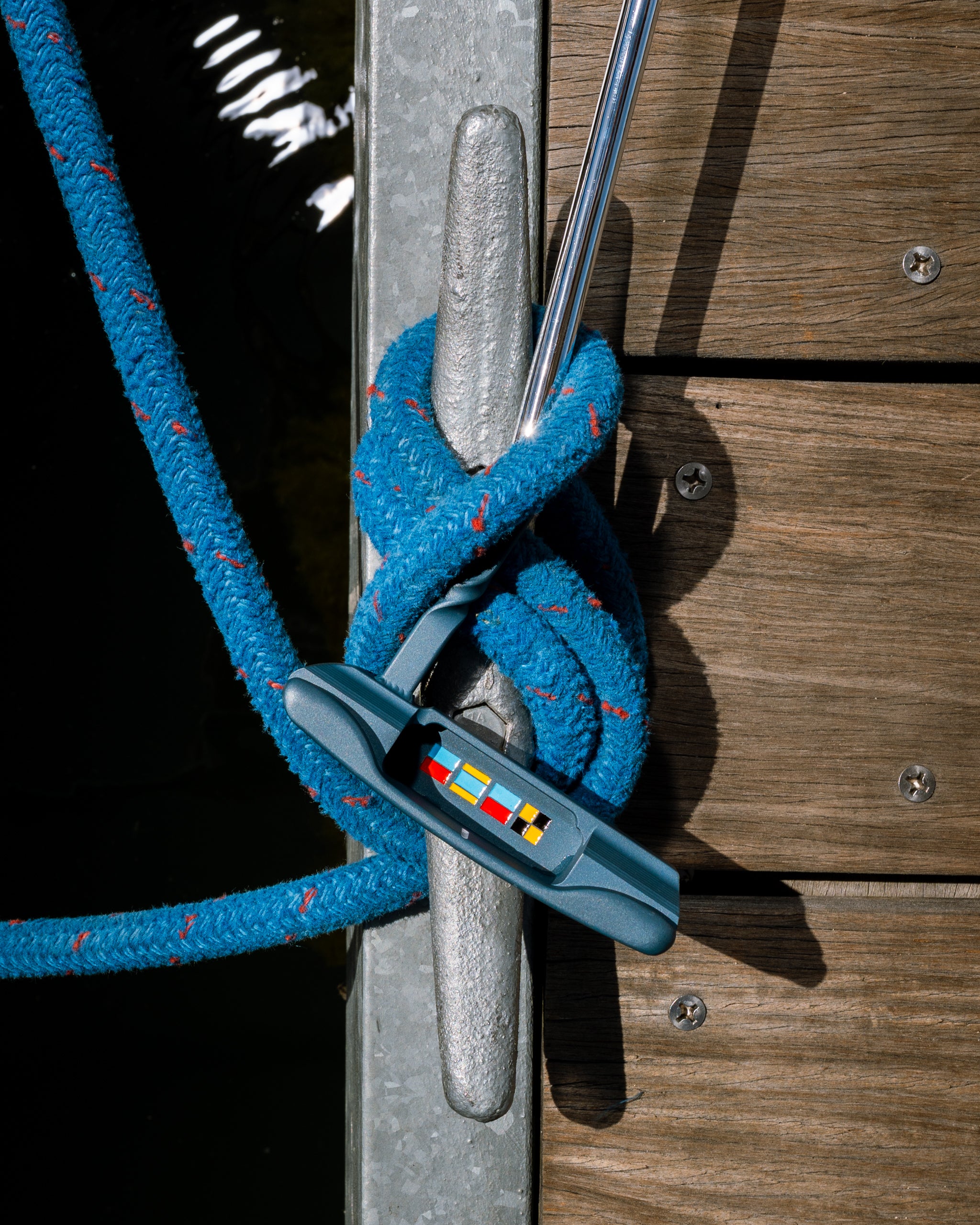 A Bowline putter laid against marina rope on a dock