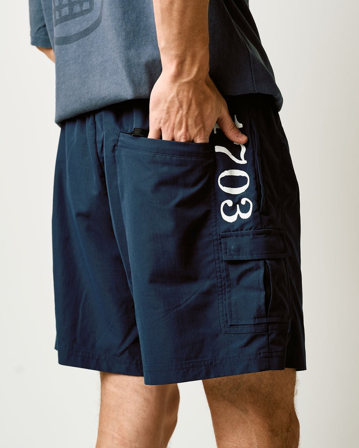 A golfer in Devereux navy ripstop cargo shorts