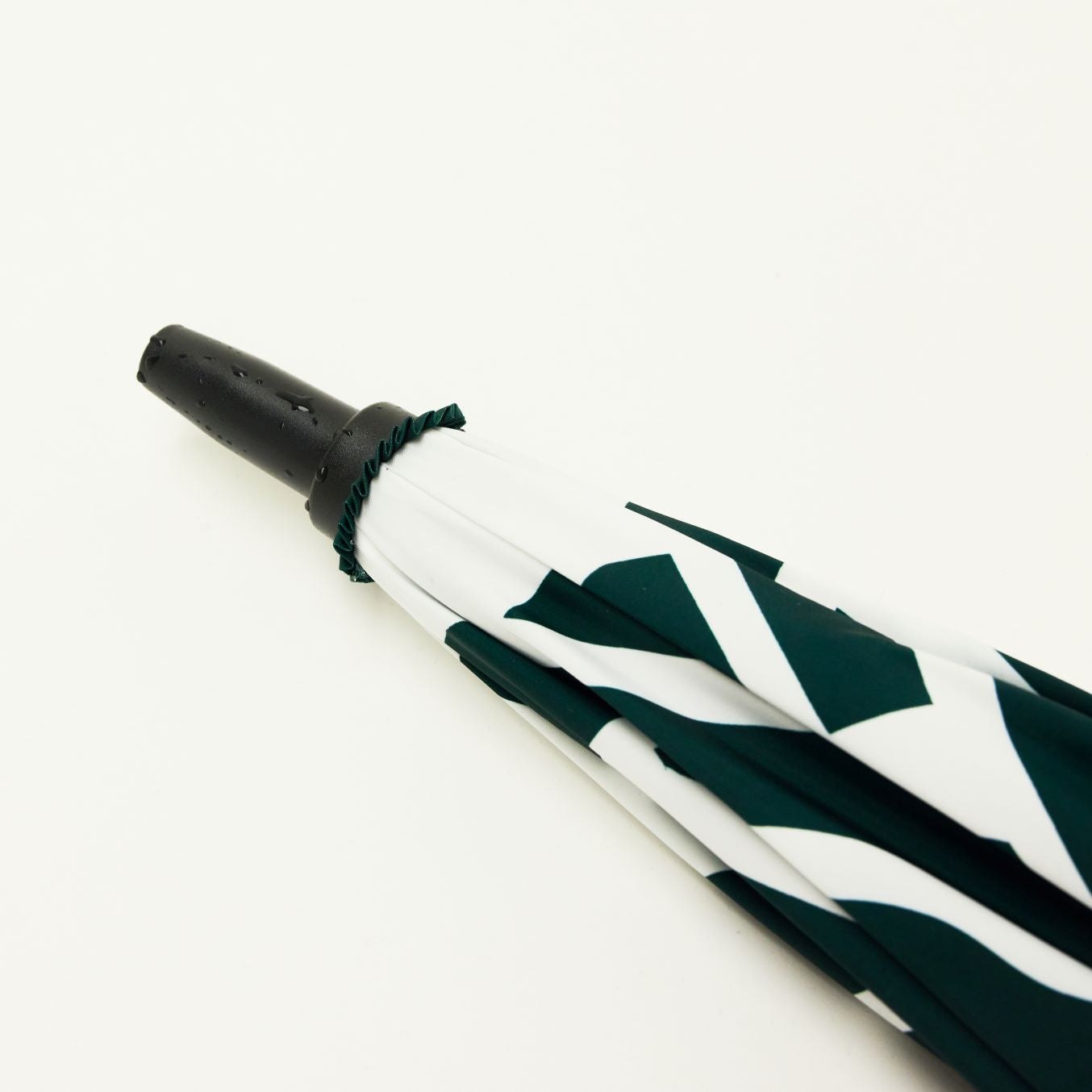The umbrella handle and collar are finished in matte black