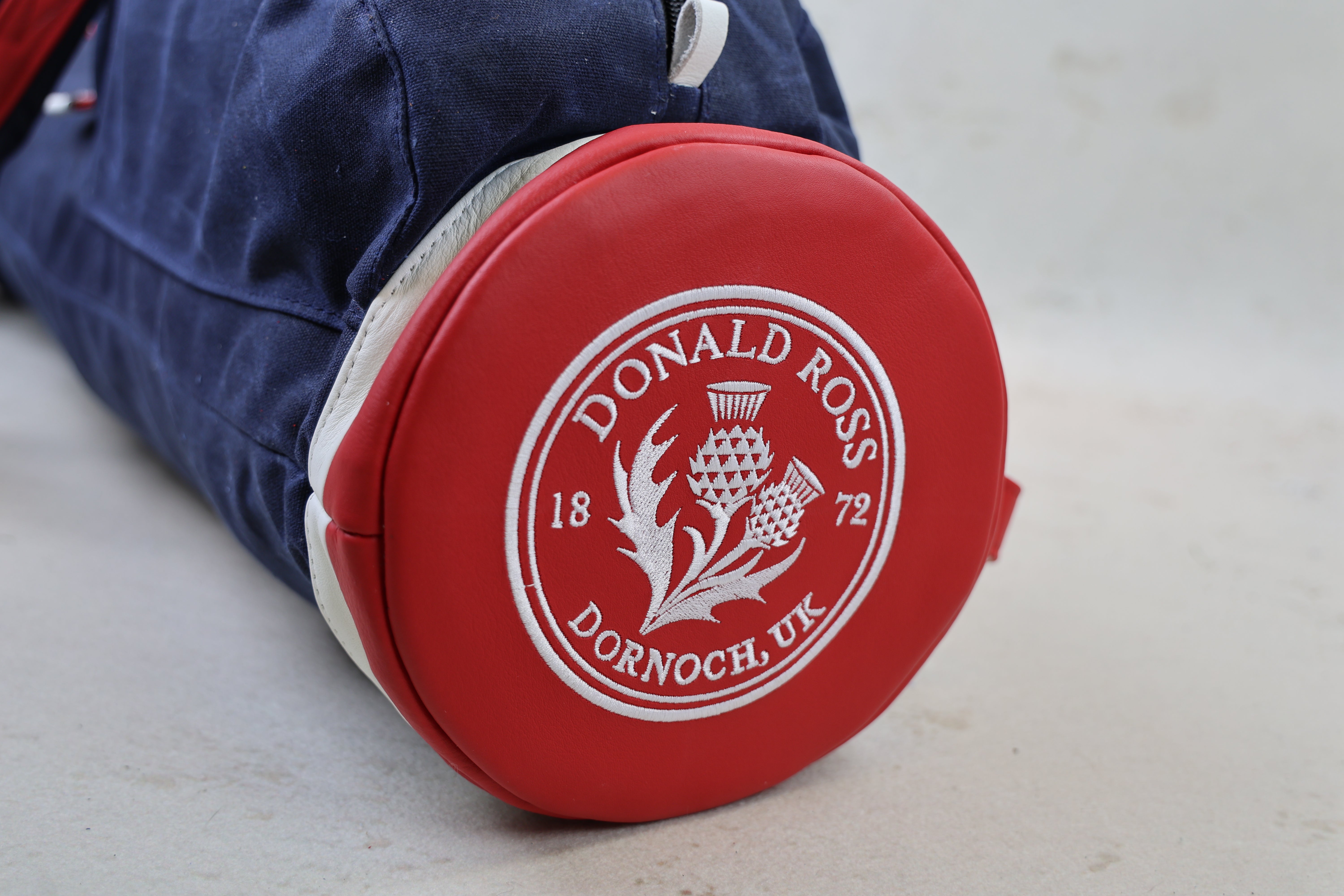Donald Ross x MacKenzie carry bag IV with thistle and Dornoch crest · view 3 of 3