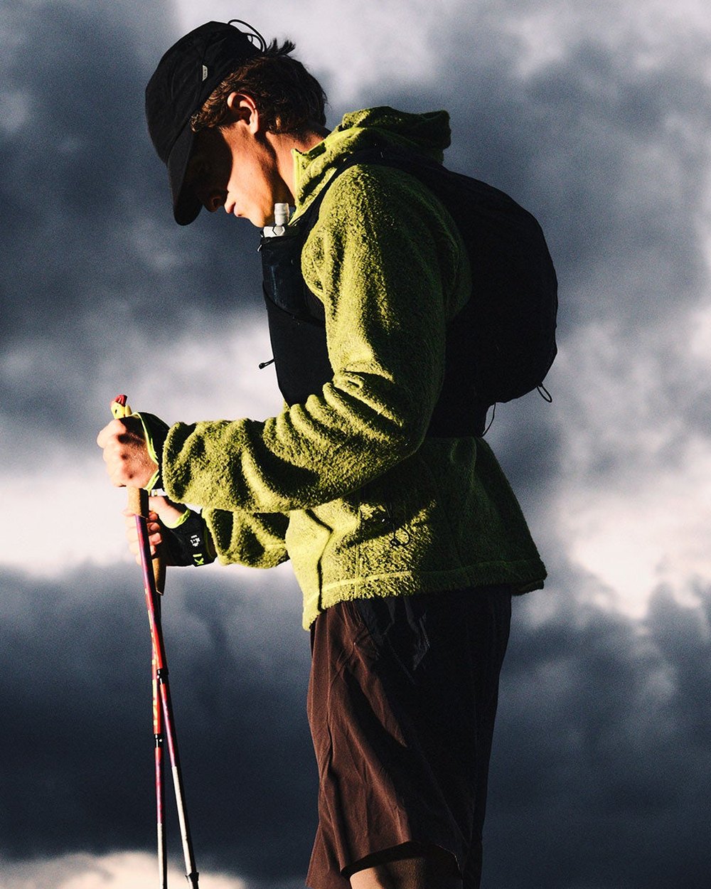 A hiker in a Purple Mountain Observatory fleece above a sea of cloud