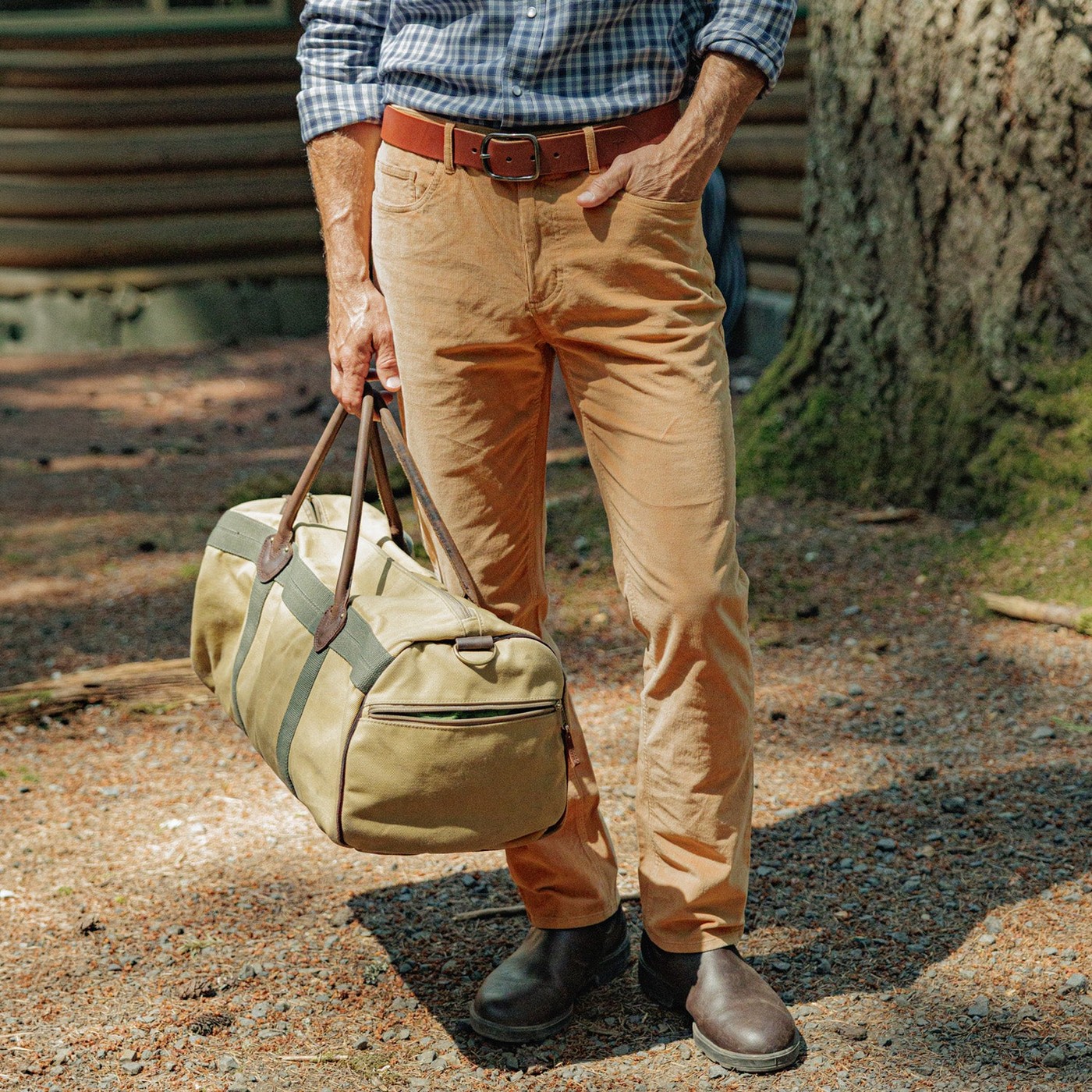 Criquet Shirts corduroy trousers, carrying a duffel