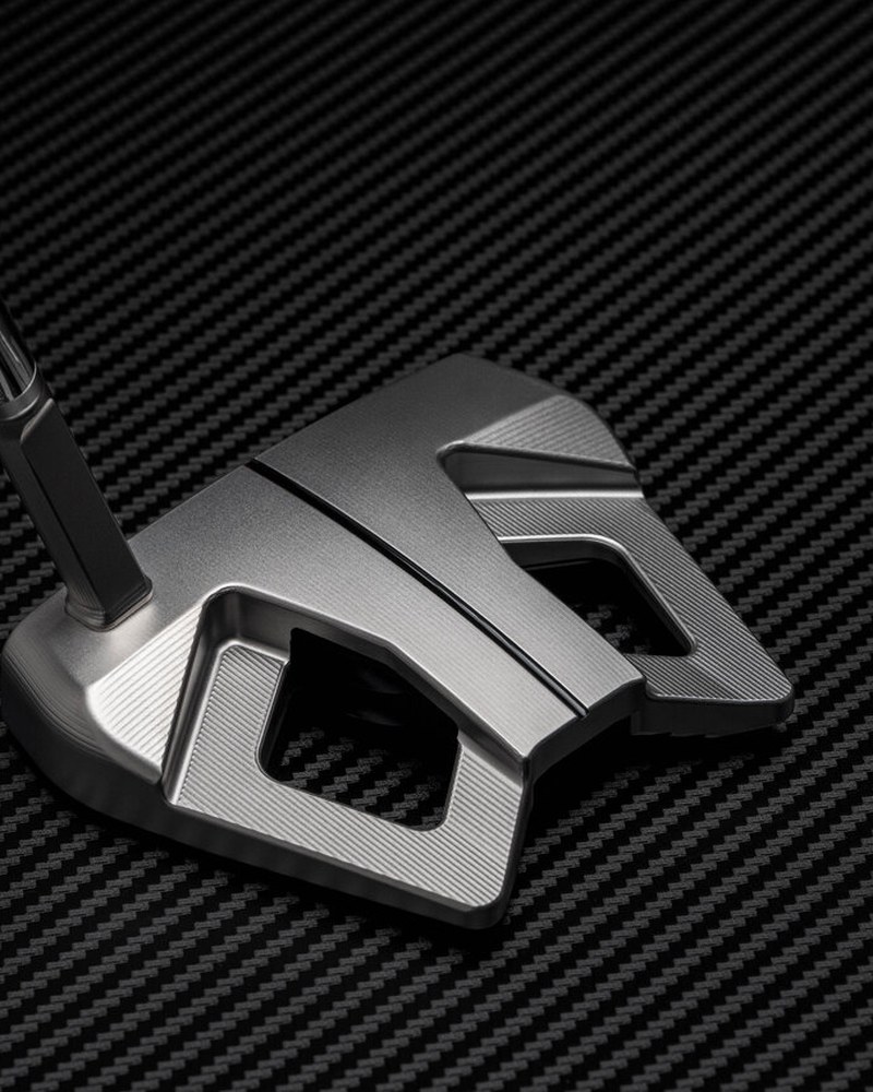The Scotty Cameron Phantom 9.5R head from above showing the long single sightline