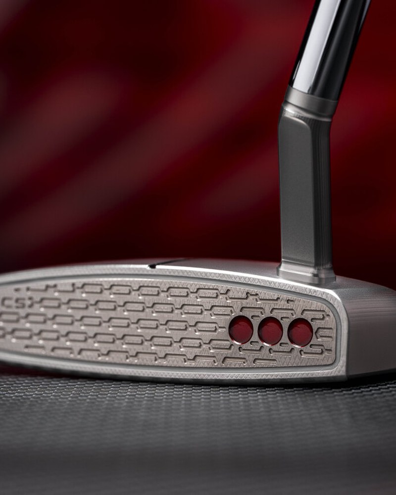 The chain-link milled Studio Carbon Steel face of the Phantom 9.5R