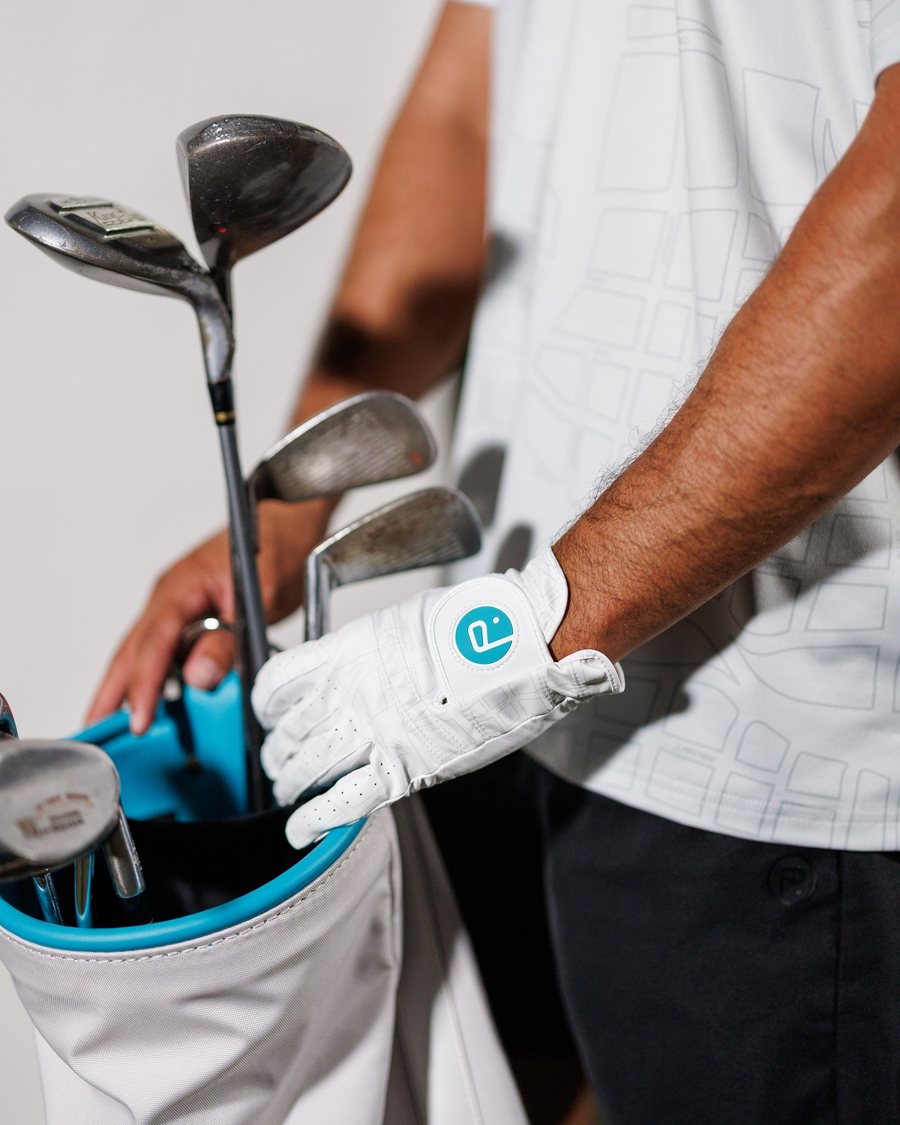 A Puttwell glove pulling a club from the Sig On Smith bag