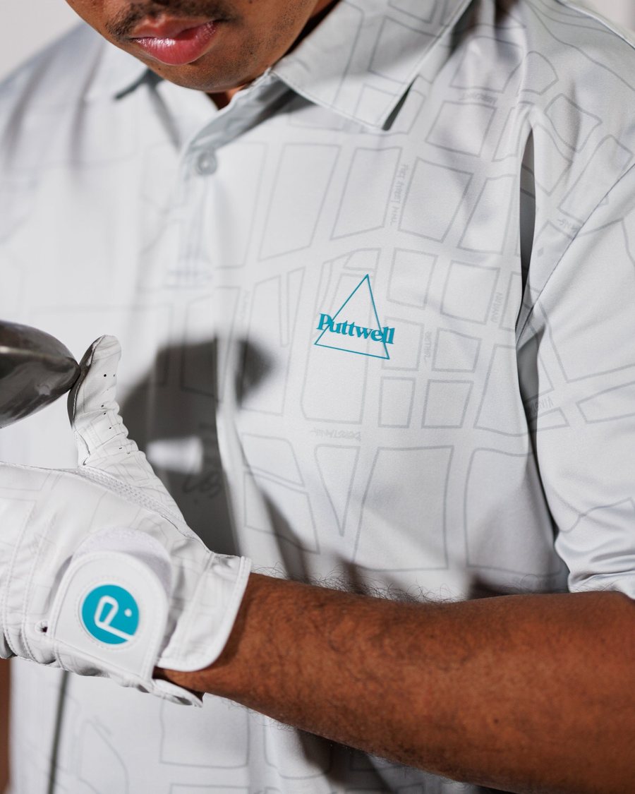 A golfer in the Waikahalulu polo and Sig On Smith glove