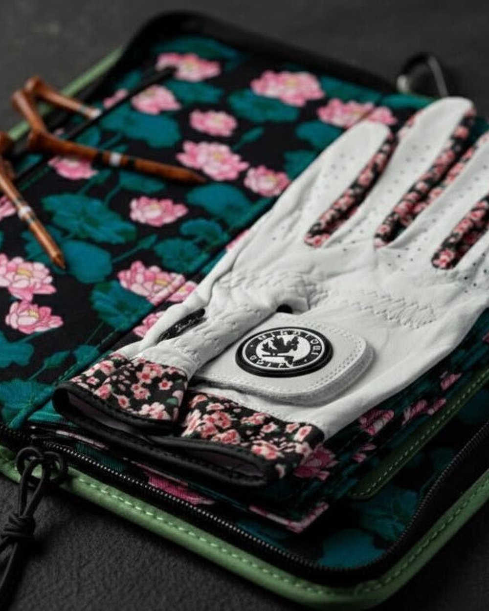 Hinotori Golf Enso Glove Case · view 1 of 6