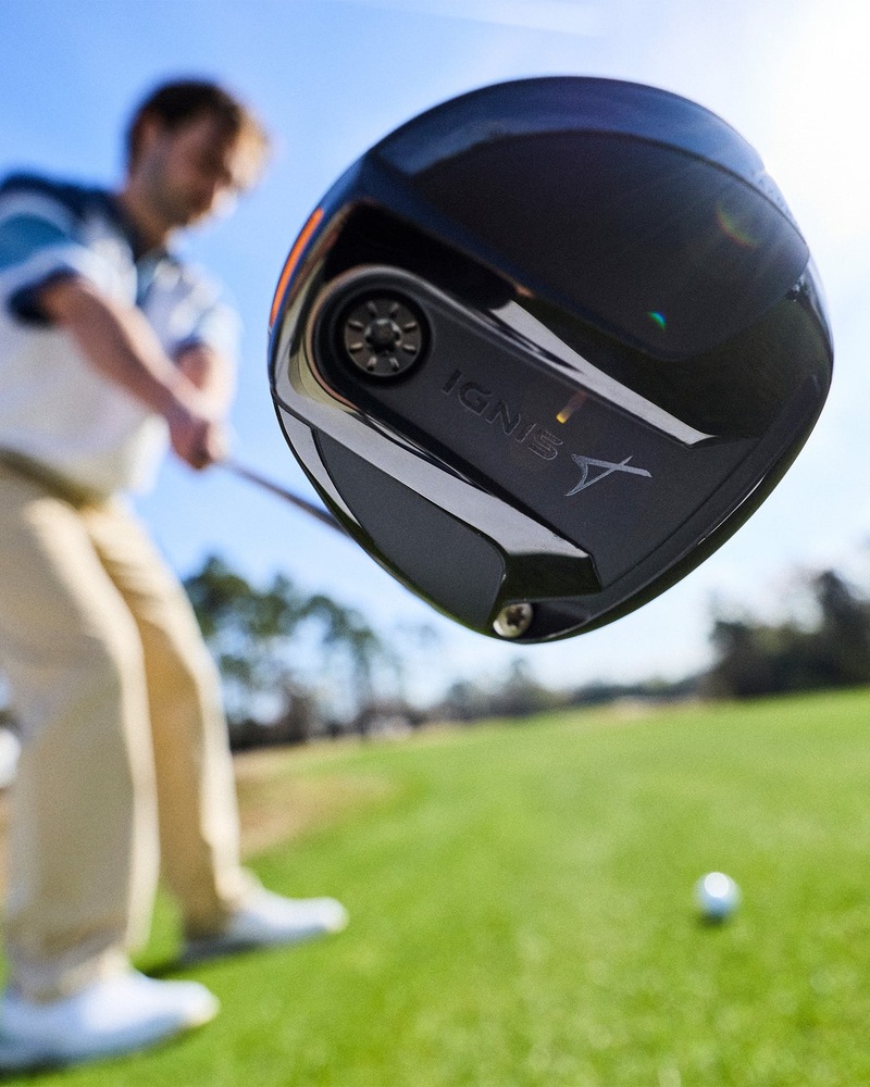 Takomo Ignis D2 fairway wood addressing a golf ball on close-mown turf