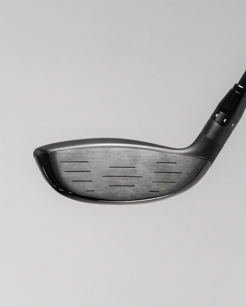 Takomo Ignis D2 fairway wood addressing a golf ball on close-mown turf